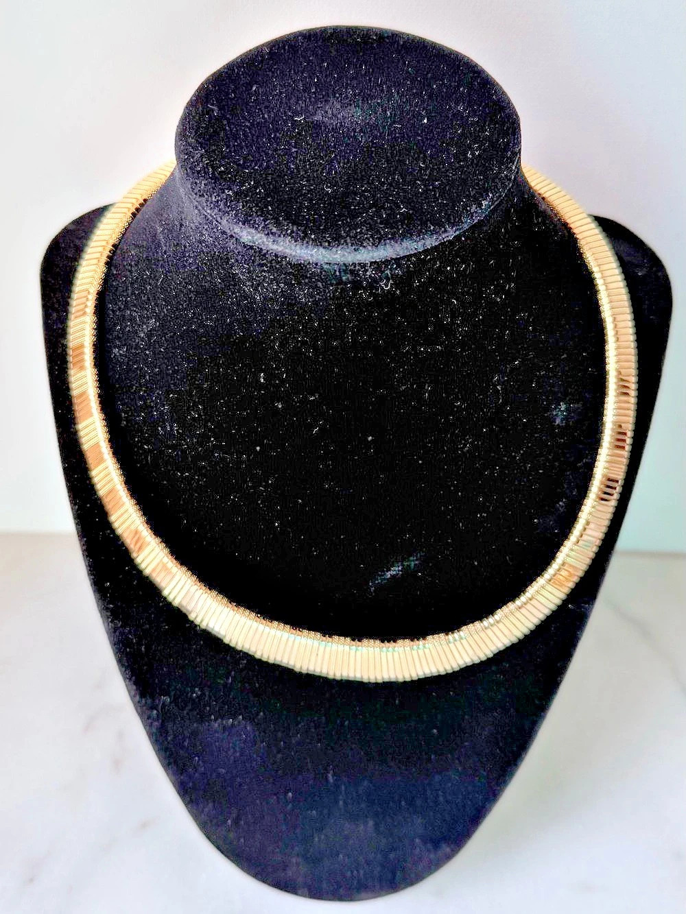 Retro Gold Tone Flat Ribbed Omega Style Choker Necklace Green Accent Panel
